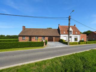 <p>Deze charmante landelijke woning is gelegen in het rustige Wakken en biedt een aangename combinatie van ruimte, groen en een vlotte bereikbaarheid. Dankzij de nabijheid van verschillende invalswegen geniet je van een uitstekende verbinding naar onder meer Waregem, Zulte en de omliggende gemeenten.</p>
<p>De woning beschikt over een ruime tuin met aansluitende weide(s), ideaal voor dierenliefhebbers, … of wie gewoon wil genieten van het buitenleven.</p>
<p>Daarnaast bieden de verschillende bijgebouwen en de aangrenzende stapelplaats (naast de woning) heel wat extra mogelijkheden voor opslag, …</p>
<p><strong>Indeling</strong></p>
<p><strong>Kelder</strong></p>
<ul>
<li>Praktische kelder</li>
</ul>
<p><strong>Gelijkvloers</strong></p>
<ul>
<li>Inkomhal</li>
<li>Apart gastentoilet</li>
<li>Ruime en lichtrijke leefruimte</li>
<li>Veranda met mooi zicht op de tuin</li>
<li>Keuken met eetplaats en een prachtig uitzicht over het groen</li>
<li>Twee slaapkamers</li>
<li>Ingerichte badkamer</li>
<li>Garage met wasruimte en extra kelderberging</li>
</ul>
<p><strong>Eerste verdieping</strong></p>
<ul>
<li>Nachthal</li>
<li>Drie slaapkamers</li>
<li>Berging</li>
<li>Apart toilet</li>
</ul>
<p><strong>Buiten</strong></p>
<ul>
<li>Oprit met parkeermogelijkheden</li>
<li>Aparte garage/bijgebouw</li>
<li>Ruime tuin met aansluitende weide(s)</li>
<li>Buitenberging voor materiaal en tuinmachines</li>
<li>Aangrenzend gebouw dat perfect dienst kan doen als stapelplaats of extra opslagruimte</li>
</ul>
<p><strong>Troeven</strong></p>
<ul>
<li>Rustige landelijke ligging</li>
<li>Vlotte verbinding naar Waregem, Zulte en omliggende gemeenten</li>
<li>Vijf slaapkamers</li>
<li>Ruime tuin met weide(s)</li>
<li>Tal van opslag- en uitbreidingsmogelijkheden dankzij de bijgebouwen</li>
<li>Ideaal voor wie op zoek is naar ruimte, groen en multifunctionele buitenruimte</li>
</ul>
<p><strong>Algemene informatie</strong></p>
<ul>
<li>EPC: in aanvraag</li>
<li>Perceeloppervlakte: 3540 m²</li>
<li>Centrale verwarming op mazout</li>
</ul>
<p>Bepaalde beelden zijn digitaal geoptimaliseerd/virtueel ingericht, elementen kunnen licht afwijken van de realiteit. Voor een correcte weergave verwijzen wij naar een plaatsbezoek.</p>
<p>Indien u meer info of een bezoek wenst, contacteer immo-deal bv: 0486 72 70 73.</p>