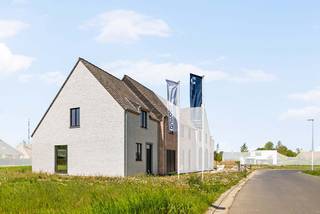 Deze nieuwbouwwoning (lot 26) in landelijke bouwstijl werd reeds wind- en waterdicht opgebouwd en ligt in de rustige en kindvriendelijke woonbuurt van het nieuwbouwproject Paardenmolen. Kom thuis in optimaal comfort met gezellige vloerverwarming, gestuurd door een geothermische warmtepomp en zonnepanelen. Door het e-peil dat lager ligt dan 10 geniet je niet enkel van lage energiekosten maar ben je bij aankoop 5 jaar vrijgesteld van onroerende voorheffing! Het huis blijft lekker warm in de winter en koel in de zomer.<br /><br />Vanuit de inkomhal waar er een apart toilet is, loop je door naar de open leefruimte met zithoek en keuken met uitzicht op de tuin. Of kom binnen via de inpandige garage en loop met de boodschappen meteen door naar de keuken. Op de eerste verdieping zijn er maar liefst 4 slaapkamers, een badkamer met douche én bad en dubbele wastafel, en nog een apart toilet. Via een vaste trap kom je op de zolder die nog polyvalent ingezet kan worden. Deze woning ligt op een perceel van 491 m² met een west georiënteerde tuin. Dit is een all-inprijs, dus voor een volledig afgewerkte instapklare woning (afsluitingen, terras, gras, oprit, ...).<br /><br />Bij aankoop van deze woning werken wij deze verder op maat van jouw wensen af. Je kan daarbij zelf nog materiaalkeuzes maken. Bekijk alle prijzen, inclusief bijkomende kosten en btw op onze <u><strong>website</strong></u>: <u><strong>dumobil.be/nl/woonprojecten/projecten/egem-paardenmolen-nieuwbouw</strong></u> Voor vrijblijvende informatie kan je contact opnemen met onze bouwadviseur Sam Borrey via sam@dumobil.be of bel 0483 21 01 33.
