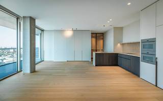 Royaal appartement van 163 m² op de 23e verdieping met een fenomenaal uitzicht en een zonnige zuidoriëntatie. Het appartement beschikt over 3 slaapkamers, een volledig uitgeruste keuken, 2 badkamers en een ruim terras. Een extra berging op dezelfde verdieping zorgt voor extra comfort.<br /><br />Antwerp Tower is een iconische woontoren in het bruisende hart van Antwerpen. Dankzij de centrale ligging geniet u van een uitstekende bereikbaarheid, met winkels, restaurants, cultuur en openbaar vervoer op wandelafstand. De hoogwaardige afwerking, moderne architectuur en exclusieve voorzieningen maken van Antwerp Tower een unieke woonomgeving waar comfort, luxe en stadsleven perfect samenkomen.