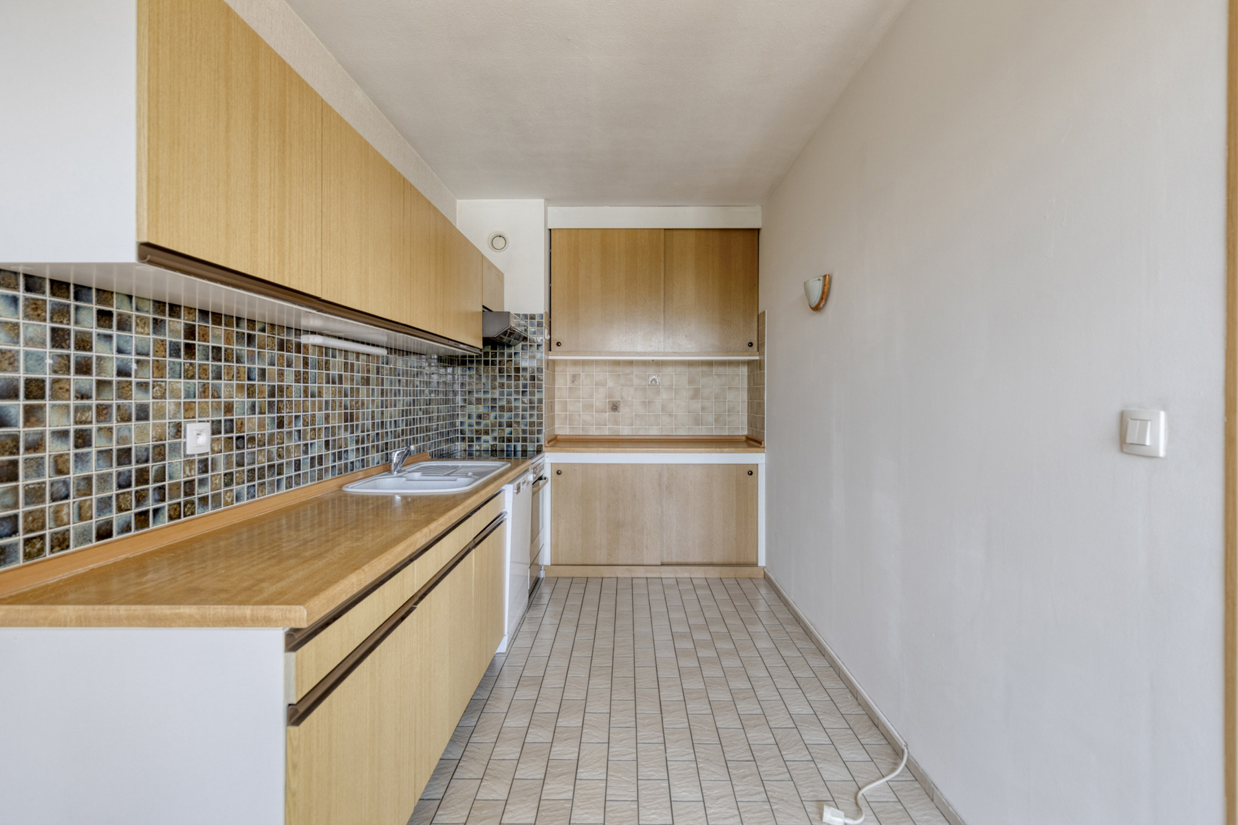Ruim appartement met 2 slaapkamers, terras en kelder - foto 4