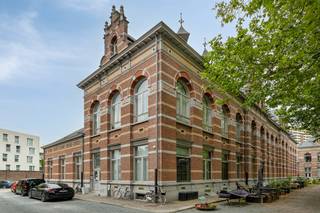 Ontdek deze lichtrijke en instapklare loft op de uitzonderlijke site van de oude Veeartsenschool te Anderlecht. Dit privé-domein van ongeveer 3,5 ha omvat verschillende geklasseerde gebouwen in Vlaamse neorenaissancestijl (1903), omringd door charmante koertjes en tuinen. Ideaal voor wie houdt van rust en groen, met tegelijkertijd alle stedelijke voorzieningen binnen handbereik.<br />Het appartement ligt op de eerste en bovenste verdieping (geen lift in het gebouw) en heeft een bewoonbare oppervlakte van circa 129m².<br /><br />Indeling: lichtrijke loft met open keuken, annex terras, eetgedeelte, gezellig salon, 2 slaapkamers en 2 douchekamers. <br /><br />Extra’s: 2 privé-kelders zijn inbegrepen + een parkeerplaats op het binnengebied. De site is in de laatste fase van ontwikkeling, met een prachtig park exclusief voor de bewoners. <br /><br />Momenteel is de loft verhuurd dus ook ideaal voor wie meteen wil genieten van zijn of haar investering. <br /><br />Uitstekende ligging:<br />•Op wandelafstand van het Zuidstation <br />•Dicht bij internationale verbindingen (Eurostar, TGV), openbaar vervoer, winkels en scholen<br />•Vlotte bereikbaarheid via de belangrijkste toegangswegen<br /><br />Mis deze kans niet! Contacteer ons voor meer informatie of een bezoek via 0477/38.99.74 of per mail: isa@woonkantoor.be