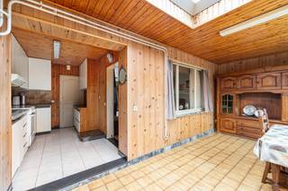 <p><strong>Te vernieuwen halfopen woning op 269 m² met o.a. 3 slaapkamers, inpandige garage en ruim bijgebouw (28m²). Centrale verwarming op gas (CV-ketel van 2013). Zuidwest georiënteerde tuin. EPC D 387 kWh/m². Geen renovatieverplichting.</strong> <br /><br /><strong>Ligging: </strong>op slechts 400m van hartje Noorderwijk met een speelplein in deze rustige straat. Zeer goede verbinding naar omliggende gemeentes en vlotte bereikbaarheid via E313. Alle faciliteiten op wandelafstand. Zuidwestelijk geörienteerd perceel. <br /><br />Indeling (zie grondplannen bij foto's en documenten): -1: kelder. 0: inkomhal, toilet, woonkamer, eetkamer, keuken, garage. +1: nachthal, 3 slpk, badkamer. <strong>Bergzolder. Buiten: </strong>tuin, bijgebouw. <br /><br /><strong>Beschrijving: </strong>De inkomhal met apart toilet maakt onmiddelijk de verbinding met de keuken en de woonkamer. Beide ruimtes grenzen aan de eetkamer achteraan, dewelke mits renovatie zouden kunnen leiden tot één verbonden leefruimte. Vanuit de eetkamer is er toegang tot de ruime garage die perfect nog ruimte biedt voor een achterinkom/wasplaats/berging/bijkeuken. De verdieping geeft ruimte aan de badkamer en 3 slpk van 13.4, 12 en 7.1 m². Ten slotte is er nog een droge kelder (12.4 m²) en een bergzolder. Buiten beschik je over een zuidwestelijk georiënteerde, rustig gelegen tuin met ruim bijgebouw (28 m²).</p>
<p><em>bijzondere informatieplicht: in aanvraag.</em></p>