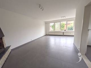 <p><span>Aangenaam 2 slaapkamer appartement te huur in een klein gebouw.</span></p><p><span>Dit appartement is voorzien van een lichtrijke leefruimte en een mooie keuken die voorzien is van handige toestellen.</span></p><p><span>Er zijn 3 slaapkamers en een badkamer met wastafel, bad en douche. </span></p><p><span>Tevens kan men de wasmachine en droogkast in de badkamer zetten.</span></p><p><span>In de gang is er een apart toilet en ingebouwde kasten. Een gezellig terras is bereikbaar via de slaapkamer.</span></p><p><span>Daarnaast is er nog een garage en een kelder.</span></p><p><span> </span></p><p><span>Gemeenschappelijke lasten zijn 200 euro en daar in zit ook verbruik van water, warm water en chauffage. Dit is een maandelijks voorschot.Elektriciteit en internet zijn apart te bekostigen.</span></p><p><span>Domicilie verplicht.</span></p><p><span>Beschikbaar vanaf 15/9/2026.</span></p><p><span> </span></p><p><span>Interesse? vraag uw bezoek aan via onze website!</span></p>