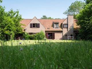 <strong>Bijzonder ruime en vrijstaande villa (BJ 1982) gelegen op een gunstig perceel van ca. 9.700 m²</strong><strong> in Ouwegem (Kruisem). </strong><br /><br />Deze op te frissen eigendom geniet van een uitstekende zuidwestelijke oriëntatie en biedt prachtige vergezichten, omgeven door een uitzonderlijk groene en rustige omgeving. Met een eigen bloemenweide en bos achteraan geniet u hier van een uitzonderlijk gevoel van rust, privacy en verbondenheid met de natuur.<br /><br />De villa beschikt over een bewoonbare oppervlakte van maar liefst 437 m² en omvat onder meer een ruime inpandige garage met plaats voor twee wagens en fietsen, royale leefruimtes, een afzonderlijke bureauruimte op de gelijkvloerse verdieping, vijf slaapkamers en twee badkamers.<br /><br />Deze vrijstaande villa verkeert structureel in goede staat en behaalt een gunstige EPC-score van 206 kWh/m², mede dankzij de installatie van 21 zonnepanelen en een zonneboiler in 2021. Bovendien biedt de woning heel wat mogelijkheden om ze verder te personaliseren. <br /><br />De volwassen tuin met sfeerverlichting is ingedeeld in verschillende zones, elk met een eigen sfeer en karakter, waardoor u op elk moment van de dag kan genieten van rust, groen en privacy. Het perceel strekt zich uit over een indrukwekkende lengte van 156 meter en bereikt op het breedste punt een breedte van maar liefst 56 meter.<br /><br /><strong>Kortom, de ideale eigendom voor wie wil genieten van ruimte, privacy en landelijk wonen.</strong>