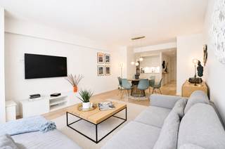 Cet appartement prêt à emménager, comprenant deux chambres à coucher de belle superficie, bénéficie d’une excellente situation centrale, à proximité du centre commercial et à quelques pas de la mer.<br /><br />La façade de la résidence a été entièrement rénovée récemment, en 2026, avec des matériaux de qualité et élégants. Les châssis ont également été renouvelés, donnant à la résidence une allure soignée et contemporaine.<br /><br />L’appartement se compose d’un hall d’entrée avec toilette invités et placards intégrés pratiques. L’agréable pièce de vie comprend une cuisine ouverte entièrement équipée avec tout le confort contemporain, un espace repas convivial et un spacieux salon.<br /><br />L’appartement dispose également de deux chambres à coucher de belle superficie avec placards intégrés, dont l’une bénéficie d’un accès à un balcon à l’arrière, ainsi que d’une salle de douche.<br /><br />Une cave privative et un local à vélos commun complètent ce bien.<br /><br />Un appartement particulièrement agréable et fonctionnel pour ceux qui recherchent confort, espace et une situation centrale à proximité immédiate de la mer et des commerces.