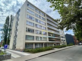 In de JP Minckelersstraat, vlak bij de bruisende Vaartkom en op wandelafstand van het centrum van Leuven, bevindt zich dit appartement op de 2de verdieping. De ligging is een echte troef: rustig wonen met alle stadsvoorzieningen, horeca, winkels en openbaar vervoer in de directe omgeving.<br />Het appartement beschikt over een inkom- en nachthal, een keuken en een aangename woon- en eetkamer met toegang tot een terras aan de voorzijde. Verder zijn er twee volwaardige slaapkamers, een tweede terras aan de achterzijde, een badkamer en een afzonderlijk toilet. Daarnaast hoort er ook een private kelderberging bij het appartement.<br />Het appartement is licht op te frissen, maar biedt net daardoor veel mogelijkheden om alles volledig naar eigen smaak en hedendaagse normen te vernieuwen. Dankzij de goede indeling en de twee terrassen is dit een bijzonder interessant appartement met veel potentieel, zowel voor eigen bewoning als als investering.<br />De nabijheid van het hippe Vaartkomgebied, een van de snelst ontwikkelende stadsdelen van Leuven, versterkt de aantrekkelijkheid van deze ligging nog extra.