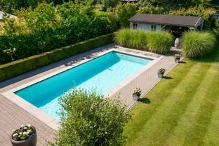 <strong>Superieure woning met 6 slaapkamers, zwembad & grote tuin</strong>.<br /><br />We zijn vereerd en blij dat we u deze <strong>prachtige woning</strong> mogen voorstellen gelegen in de <strong>zuidrand van Antwerpen. De locatie is top (as Brussel - Antwerpen) en het is er superrustig!</strong><br /><br />De woning is van beneden tot boven <strong>tot in de puntjes afgewerkt en alleen de beste materialen zijn hier gebruikt.</strong> We betreden het pand via een<strong> ruime trappenhal</strong> met direct toegang tot de<strong> grote living en bijgaande professionele keuken.</strong> Direct valt op dat de <strong>woning baadt in het licht. </strong><br />Vervolgens toegang tot het <strong>overdekt terras palend aan het zwembad gelegen in een grote, rustgevende tuin. </strong>Opzij en vooraan aan de woning zijn er <strong>zestal staanplaatsen voor auto's.</strong> Er is ook een inpandige garage waar fietsen e.d. kunnen gestald worden en waar alle technieken toekomen (zonnepanelen, batterij e.d.). De <strong>wasplaats is een "bijouke". Nog nooit gezien!</strong><br /><br />Op de eerste verdieping bevinden zich 4<strong> kamers en 2 badkamers</strong>. <strong>De masterbedroom heeft een prachtige dressing met annex badkamer met inloopdouche en ligbad. Het terras/balkon maakt het geheel af. </strong>De tweede badkamer heeft een infrarood sauna.<br />De bovenste verdieping is <strong>90 m2 groot en is opgesplitst in twee megagrote slaapkamers</strong>.<br /><br />Er is nog zoveel te vertellen over deze uitzonderlijke woning dat ik het in bulletpoints ga resumeren:<br />airco en ventilatie in de woning/ 18 zonnepanelen + batterij van 15Kw/ videophonie/ gashaard/ ingebouwde muziekinstallatie van Bose zowel binnen als buiten bedienbaar met de gsm/ zwembad + poolhouse/ beveiligingscamera's buiten + alarm/ automatische toegangspoort tot het domein/ algemene ontkalker/ oplaadpunt voor elektrische wagen/ Simatec keuken/ grote wijnkoeler in de keuken/ warmtepomp voor zwembad/geautomatiseerde sproei-installatie voor de tuin/ EPC: A 96kWh/(m2 jaar)/ elektriciteit conform.<br /><br /><strong>Daarmee is nog alles niet gezegd!!</strong><br />De rest moet u komen ontdekken. Neem aub contact op met onze baliemedewerkers en zij zullen u graag verder helpen.