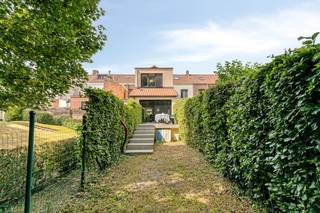 Deze woning ligt op een uiterst gegeerde en stille plek in Brugge, waar rust en een vlotte verbinding perfect samenkomen. Het historische stadscentrum bevindt zich op wandelafstand, en via het private poortje achterin de tuin stapt u zo het wandel- en fietspad langs het water op.<br /><br />Na een grondige en hoogwaardige totaalrenovatie werd het pand met veel oog voor detail afgewerkt. Dankzij het gebruik van duurzame materialen, de royale plafondhoogtes en het comfort van vloerverwarming geniet u hier van een heerlijk woonklimaat.<br /><br />Indeling:<br />Gelijkvloers:<br />- inkom met een afzonderlijk gastentoilet<br />- zonnige, lichtrijke leefruimte<br />- strakke open keuken, volledig uitgerust met een inductiekookplaat met geïntegreerde afzuiging, een vaatwasser, een ruime koelkast en een handige was-droogcombinatie<br /><br />Exterieur:<br />- sfeervolle stadstuin met een private achteruitgang die rechtstreeks aansluit op de groene vesten<br /><br />Eerste verdieping: <br />- slaapkamer met een idyllisch, rustgevend zicht op het omliggende groen<br />- moderne badkamer voorzien van een inloopdouche, een meubel met wastafel en een tweede toilet<br /><br />Zolderverdieping: <br />- volwaardige tweede slaapkamer, vlot bereikbaar via een vaste trap.<br /><br />Een unieke, instapklare opportuniteit op de Brugse woningmarkt. Met een uiterst gunstig energieprestatiecertificaat (label B) bent u bovendien verzekerd van een energiezuinige en toekomstbestendige woning.<br /><br />Er staat een bezoekmoment gepland op vrijdag 18/09. Neem gerust telefonisch contact met ons op om uw afspraak vast te leggen.<br /><br />Bestuursmaatregelen in het maatregelenregister: nee
