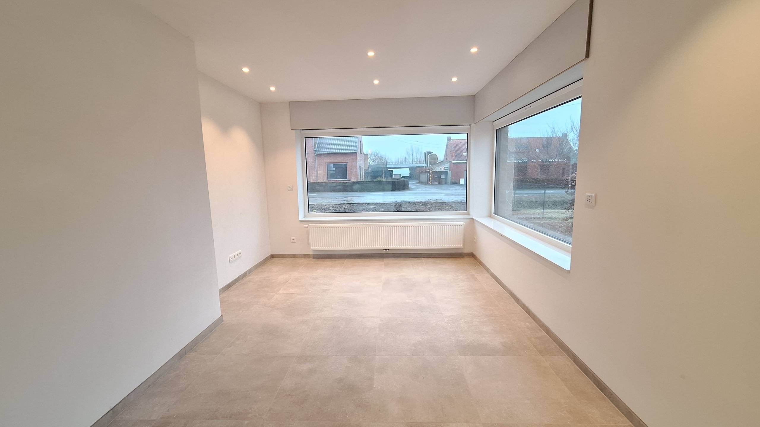 Openstaande woning met 4 slaapkamers, garage en tuin op een rustige locatie vlakbij het centrum van Poperinge. - foto 5