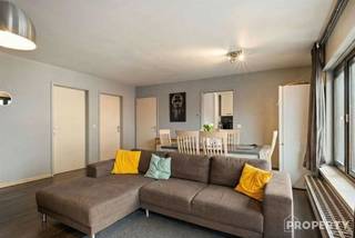 Instapklaar 2-slaapkamerappartement met garage op de derde verdieping te Roeselare!Ontdek dit lichtrijke appartement, ideaal voor wie comfortabel...