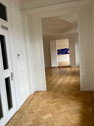 <p><span>Deze kantoorruimte is ideaal gelegen aan de </span><strong><span>Adolphe Maxlaan</span></strong><span>, vlak bij het </span><strong><span>Rogierplein, het Noordstation en de Nieuwstraat</span></strong><span>, en geniet van een uitstekende ligging in het hart van Brussel.</span></p>
<p><span>De omgeving biedt een bijzonder aangename en praktische werkomgeving, met talrijke winkels, restaurants en diensten op wandelafstand. Ook het openbaar vervoer is vlot bereikbaar, met snelle verbindingen naar de verschillende wijken van Brussel en de belangrijkste treinstations.</span></p>
<p><span>De kantoorruimte bevindt zich op de 2e verdieping en is bereikbaar via een lift. De ruimte is geschikt voor verschillende professionele activiteiten.</span></p>
<p><span>De huurprijs bedraagt </span><strong><span>€2.350 per maand</span></strong><span>, aangevuld met </span><strong><span>€350 provisie voor de gemeenschappelijke lasten</span></strong><span>, waaronder water, verwarming, gemeenschappelijke delen, lift en afstand van verhaalverzekering. Daarnaast is er een maandelijkse provisie van </span><strong><span>€310 voor de onroerende voorheffing</span></strong><span>.</span></p>
<p><span>In het gebouw zijn renovatiewerken gepland, waaronder de raamkozijnen, het dak, de gevel, de gemeenschappelijke delen en de lift. </span></p>
<p><strong><span>Onmiddellijk beschikbaar.</span></strong></p>