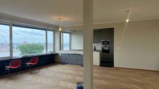 Royaal appartement-penthouse met mooi terras, rustig gelegen op Linkeroever. Hier geniet u ten volle van een overvloedige lichtinval,...