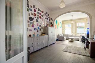 Deze herenwoning vinden we terug in de residentiële wijk het "Pulhof", zeer rustig gelegen in een enkelrichtingsstraat.  Deze woning bevindt zich op wandelafstand van de school Pulhof, verschillende winkels zoals Albert Heijn, Carrefour, een bakkerij,... en het openbaar vervoer.  Het ligt tevens nabij het Middelheim Park en het park Den Brandt, ideaal voor gezin met kinderen!  Dit huis is zeer bereikbaar voor woon-werkverkeer, vlak bij de oprit van de E19 Antwerpen-Brussel en de ring rond Antwerpen, op slechts enkele minuten rijden.  Er is parkeergelegenheid in de straat en in de omgeving.  <br /><br />Deze woning werd gebouwd in 1969. De indeling is als volgende:<br /><br /><strong>-1</strong>: zeer ruime KELDER van 40m2 bestaande uit 3 compartimenten<br /><strong>GLVL:</strong> een inkomhal met ingemaakte kast achter de trap, een woonkamer, een eetkamer met lichtkoepel, een keuken, een apart toilet, een veranda en een oost-gerichte stadstuin van 30m2 op betondals<br /><strong>1e VERDIEP</strong>: een hal met ingemaakte kast en lichtkoepel, 3 slaapkamers, een badkamer en een apart toilet<br /><br />Dit eigendom is beschikbaar vanaf 15.05.2027 &amp; staat te koop VANAF €385.000,-  Heeft u interesse in deze woning? Neem dan zeker vandaag nog contact met ons op voor een bezichtiging en ontdek de mogelijkheden die deze woning te bieden heeft.  Maak tijdig uw afspraak op 1 van onze kijkdagen op zaterdag 5/09 of woensdag 9/09, tot dan! <br /> 