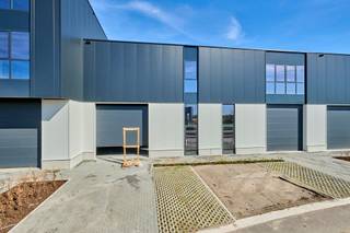 KMO-unit te koop Genk - BEDRIJVENPARK KOMPELLAAN<br /><br />Bedrijvenpark Kompellaan: 21 moderne KMO-units langsheen de Kompellaan in Genk. Dit complex biedt kleine en middelgrote ondernemingen de perfecte plek om te starten, groeien en te innoveren. De unit 9 heeft een totaaloppervlakte van 194m² en beschikt over 2 parkeerplaatsen. De unit wordt casco opgeleverd.<br /><br />KMO-Unit 9<br />- oppervlakte: 149m² gelijkvloers &amp; 45m² mezzanine<br />- staalstructuur met geïsoleerde wanden en dak<br />- sectionaalpoort 4mbr x 4,2mh<br />- 2 privatieve parkeerplaatsen<br /><br />Voor meer info 011/39 90 50 of info@jansenrealestate.be<br />https://www.jansenrealestate.be/project-kompellaan/6190088/