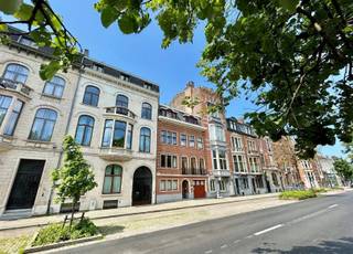 <p><span>JOURNÉE PORTES OUVERTES : samedi 31/10. Cet appartement idéalement situé peut être visité sans engagement le samedi 31/10 entre 11 h 00 et 12 h 00. Vous êtes les bienvenus ! Niché derrière une façade majestueuse, à quelques pas de la gare de Louvain, nous avons l’honneur de vous proposer à la location cet appartement exclusif comprenant une chambre et un jardin commun, bénéficiant d’un emplacement de choix. L'appartement comprend : un hall d'entrée, une cuisine entièrement équipée, un salon spacieux, une salle de bains avec douche à l'italienne, un espace de rangement pratique et une chambre spacieuse. Cet appartement a été entièrement rénové récemment. Les futurs locataires de ce charmant appartement pourront également profiter du jardin commun parfaitement entretenu. La surface habitable spacieuse, les finitions haut de gamme, les nombreux éléments d’origine, l’optimisation de l’espace dans toutes les pièces…, le tout en parfaite harmonie avec le passé, constituent des atouts indéniables ! Si vous recherchez un appartement à partager avec de jeunes actifs ou de jeunes diplômés, cet appartement est peut-être fait pour vous. Disponible immédiatement, il peut être loué pour une durée minimale d’un an ou de trois ans. Les charges mensuelles s’élèvent à 85,00 euros (eau et entretien des parties communes compris). Une occasion à ne pas manquer. </span></p><p><span> </span></p><p><span> </span></p>