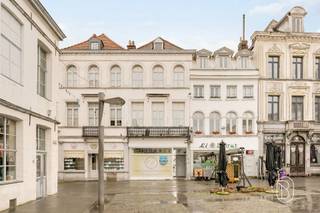<p>Grote recent gerenoveerde handelsruimte gelegen in het hart van het historische centrum van Tournai, pal op de Place Saint-Pierre.<br /><br />Deze ruimte, momenteel ingericht als kapsalon en schoonheidsinstituut en met tal van mogelijkheden voor diverse activiteiten, bestaat uit het volgende:<br /><br />Een ruime handelsgelijkvloers van 173 m² bestaande uit een lichtrijke ontvangstruimte met een prachtig uitzicht op het plein, verlengd met een lichtrijke ruimte van ongeveer 40 m² met toilet. Een mezzanine, een kitchenette, een achterliggende ruimte van ongeveer 25 m², een tweede toilet en een mooie nieuwe douchekamer.<br /><br />Op de verdieping: twee mooie ruimtes met keukenruimte en twee inrichtbare zolders die bijkomende mogelijkheden laten vermoeden.</p>