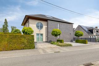 Are you looking for the ideal combination of spacious living and working? This well-maintained property from 2008 offers you plenty of space...