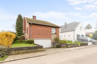 <p><u><strong>Te koop:</strong></u> open bebouwing in Wezembeek-Oppem, gelegen in een doodlopende straat op de stadsrand, nabij scholen, openbaar vervoer en invalswegen.<br /><br />Deze woning uit 1971 combineert mooie architectuur met een zuidoostelijke oriëntatie, waardoor de tuin en leefruimtes genieten van optimale lichtinval. De rustige ligging in een residentiële woonkern biedt privacy en veiligheid, terwijl alle voorzieningen binnen handbereik zijn. Met een perceel van 486 m² en een ruime indeling is dit een ideale gezinswoning.<br /><br /><u><strong>Belangrijkste ruimtes:</strong></u><br />• Woonkamer (19,67 m²) met open haard en toegang tot het terras<br />• Eetkamer (11,8 m²) aansluitend op de woonkamer<br />• Keuken (10,76 m²) met keramische kookplaat, oven, koelkast en ingemaakte kasten<br />• 4 slaapkamers (14,95 m²; 9,6 m²; 13 m²; 10,5 m²)<br />• 2 badkamers: één met ligbad, toilet en wastafel; één met douche, toilet en wastafel<br />• Garage (37 m²) met sectionale poort<br />• Mezzanine (9,4 m²)<br />• Kelder (9 m²)<br />• Zolder bereikbaar via zolderluik<br />• Tuin van 486 m² met zuidoostelijke oriëntatie<br /><br /><u><strong>Troeven:</strong></u><br />• Mooie architectuur met karaktervolle uitstraling<br />• Zuidoostelijke oriëntatie voor maximale lichtinval<br />• Gelegen in een doodlopende straat voor extra rust en veiligheid<br /><br />Meer informatie of een bezoek met Lynn Gorin? Contacteer ons via +3223351115<br />JOUW DROOMHUIS. ZO GEVONDEN!</p>