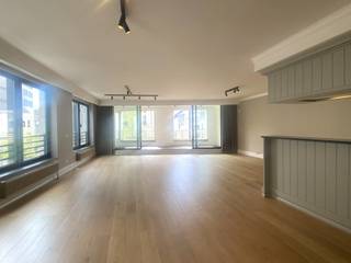 Luxueus appartement van ca 156m² gelegen op de hoek van de Meir en Twaalfmaandenstraat. Het appartement geniet dan ook van een centrale locatie, nabij de Handelsbeurs.<br />Een pluspunt is bovendien de hoekligging waardoor er gezorgd wordt voor een prachtig lichtinval in de leefruimte en ruime terras van 15m2 . <br />Aansluitend op de ruime leefruimte met open keuken die werkelijk in alle comfort is voorzien: een kookvuur op gas met warmeluchtoven, vaatwasser, koelkast en diepvriezer en microgolfoven.<br />Aansluitend een praktische berging met aansluiting voor wasmachine. <br />Via de hal bereikt u de 2 slaapkamers. De masterbedroom beschikt over een ensuite badkamer met ligbad, douche, twee lavabo's, een toilet en een dressing die zeer praktisch is ingedeeld. Deze masterbedroom geeft uit op het terras gelegen in het groene binnen gebied van het gebouw. <br />De 2de slaapkamer heeft eveneens een terras en een dressingkast, deze kamer kan gebruik maken van een afzonderlijke douchekamer en een apart gastentoilet. <br /><br />Eén tot 2 parkeerplaatsen in de ondergrondse garage zijn optioneel bij te huren aan 150 Euro per parkeerplaats. <br />Een kelderberging is reeds begrepen in de huurprijs. <br /><br />Gemeenschappelijke kosten: 170 Euro per maand. <br />Nutsvoorzieningen: elektriciteit, gas en water zijn individueel op te nemen door de huurder. <br /><br />Onmiddellijk beschikbaar