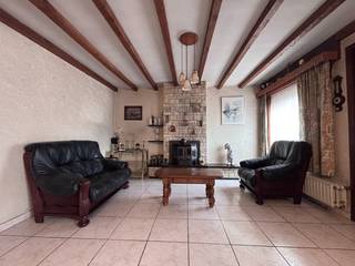 <p>Te koop, in de charmante Koksijdesteenweg, is deze woning gelegen op een royale perceel van maar liefst 1080 m². De grote tuin rondom de woning, met zijn brede groene gazons, vormt de perfecte aanvulling voor ontspanning en biedt tal van mogelijkheden voor natuurliefhebbers. De woning beschikt over een poort, garage en tal van externe parkeervoorziening.</p>

<p>De woning staat op een bijzondere locatie met eenvoudig toegang tot het centrum van Koksijde en het strand. Dit zorgt voor een perfecte balans tussen rust en de levendigheid van de kust. Hoewel de woning momenteel niet volledig bewoonbaar is, biedt het de kans voor een nieuw hoofdstuk, waarbij je jouw persoonlijke touch kunt geven en het geheel kunt renoveren naar jouw wensen en behoeften. Dit is de ideale basis voor een prachtig thuis.<br /><br />Bel Dimitri, ook op zon-en feestdagen, 0487/787.159<br />Stuur een mail naar<br />dimitri@immo-maritiem.be<br />of kom langs op kantoor 'Immo Maritiem' naast het kerkje in Nieuwpoort-bad.</p>