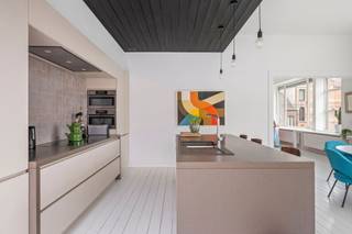 Uniek wonen én werken op de site van spinnerij Leurent<br />Ooit klopte hier het hart van de spinnerij Leurent, gekend als de Groote Fabrieke . Deze woning deed dienst als kantoorgedeelte. Vandaag schrijft ze een heel ander verhaal.<br />Op de eerste verdieping is een prachtig, vergund woongedeelte ontstaan. Via een majestueuze trap ga je naar boven en via de gang stap je binnen in een living met een absoluut wauw-gehalte: grote vensters met maximale lichtinval, adembenemende ruimtes met een bijzonder rustgevend gevoel. Bovendien geniet je van een prachtig zicht op de gerenoveerde spinnerij, een unieke blikvanger die je nergens anders vindt. Elke ruimte in deze woning baadt in het licht.<br />Vanuit de ruime, gezellige keuken wandel je zo naar buiten op het heerlijk zonnige, zuidwestgerichte terras.<br />Voor het nachtelijke comfort zorgen drie slaapkamers en twee badkamers. Dankzij de ruime gangkasten berg je je kledij netjes weg, zonder gedoe. Een praktische berging, ideaal als wasplaats, maakt het plaatje helemaal compleet.<br />Beneden ligt nog een wereld aan mogelijkheden te wachten. Dit gedeelte staat momenteel casco en staat ingeschreven en vergund als handelsruimte. Het potentieel is enorm: denk aan een praktijkruimte voor een tandarts, huisarts, kinesist, logopedist, apotheek, een kapperszaak of schoonheidsinstituut, een advocaten- of boekhoudkantoor, mogelijkheden genoeg... (af te toetsen bij de dienst omgeving). <br />Links van het gebouw, onderaan het terras, vind je een eigen autostaanplaats. Voor bezoekers is er extra parking voorzien op de site van de spinnerij. <br />Dit gebouw is vrij van gemeenschappelijke kosten.<br />Karakter, geschiedenis én potentieel. Dit beschermd gebouw heeft het allemaal. Benieuwd naar wat het jou te bieden heeft? Bel Patricia van Maison R via 0479 368 349 . Zij laat jou met veel plezier genieten van deze topper!