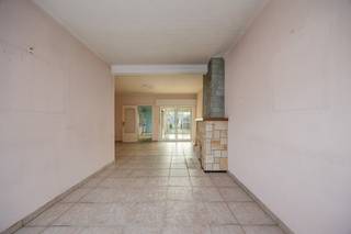 Deze centraal gelegen woning biedt een praktische indeling met een inkomhal, een leefruimte die aansluit op de keuken en op het gelijkvloers...