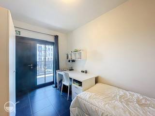 Studentencomplex "Blaisantpark" is een modern project uit 2014 dat bestaat uit 46 comfortabele studentenkamers. Deze specifieke studentenstudio van 18 m² biedt alles wat een student nodig heeft: ruimte voor een bureau, zetel en bed met een eigen en afzonderlijke badkamer met douche en lavabo, kitchenette met frigo en een diepvriesvakje, elektrische kookplaat met damkap. Er is een gemeenschappelijke leefruimte en leefkeuken beschikbaar voor alle bewoners. In de kelderverdieping hebben we ook een afzonderlijke en afgesloten fietsenstalling.<br /><br />Op dit moment is de studentenkamer niet verhuurd. <br /><br />Het complex werd verrijkt met de aanleg van een prachtig stadspark, wat zorgt voor een groene en rustige omgeving. De volledig bemeubelde studentenkamer is centraal gelegen in de wijk Blaisantvest, die uitstekende verbindingen heeft naar de Gentse uitvalswegen en een zeer goede bereikbaarheid met het openbaar vervoer biedt.<br /><br />Blaisantpark ligt op wandelafstand van het bruisende stadscentrum van Gent, evenals de hogescholen en universiteiten. Winkels zoals Bon'app en Aldi bevinden zich ook op deze site. Hierdoor is het de ideale plek voor studenten die op zoek zijn naar een comfortabele, centraal gelegen en goed bereikbare woonruimte.
