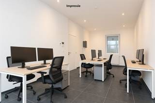 <p><span> </span></p><p><span>Un espace de bureau dont vous n'avez pas à vous soucier est un excellent investissement, surtout lorsqu'il est situé à Anvers Sud ! L'excellente situation en termes de mobilité et la proximité du Palais Butterfly offrent de nombreuses opportunités.</span></p><p><span> </span></p><p><span>Ce bureau prêt à l'emploi se trouve au rez-de-chaussée d'un petit immeuble bien entretenu à la façade blanche et propre, au 69 Brusselstraat. Vous entrez dans le hall d'entrée commun, avec un sol carrelé gris clair et un escalier en bois d'origine à l'arrière. Immédiatement à droite, vous entrez dans l'espace de bureau, où l'élégant carrelage bleu foncé se distingue, tout comme la lumière qui y pénètre agréablement et la vue sur le palais des papillons et un parc naturel. Dès l'entrée, sur la gauche, vous disposez d'une alcôve séparée où vous pouvez ranger vos manteaux, que vous pouvez facilement fermer avec un joli rideau, par exemple. Mais vous pouvez tout aussi bien utiliser cette pièce spacieuse comme espace de rangement, car vous disposez également d'une cave sèche de 5 m² !</span></p><p><span> </span></p><p><span>Grâce à la hauteur des plafonds, vous disposez également d'un espace de bureau qui donne l'impression d'être spacieux.  Au fond, vous avez une autre pièce séparée avec des toilettes suspendues, un lavabo, un miroir et un sèche-serviettes, et la chaudière à condensation est également cachée ici.</span></p><p><span>De là, vous avez accès à la petite cour d'environ 3 m² orientée vers l'est, où vous pouvez installer une chaise et une grande plante, par exemple.</span></p><p><span> </span></p><p><span>En face du palais des papillons, près de la place de l'ardoise et du trône</span></p><p><span>Vous occupez une position centrale au sud, avec le Palais des papillons comme voisin d'en face. Les Leien sont proches, tout comme la bretelle d'autoroute et le Singel. Sur Troonplaats et dans les rues avoisinantes, vous trouverez de nombreux établissements de restauration et commerces de proximité, et le campus de la KdG College Zuid se trouve juste au coin de la rue. En ce qui concerne les transports en commun, vous n'avez que l'embarras du choix : vélo-station, bus ou tram ?</span></p><p><span> </span></p><p><span> </span></p>