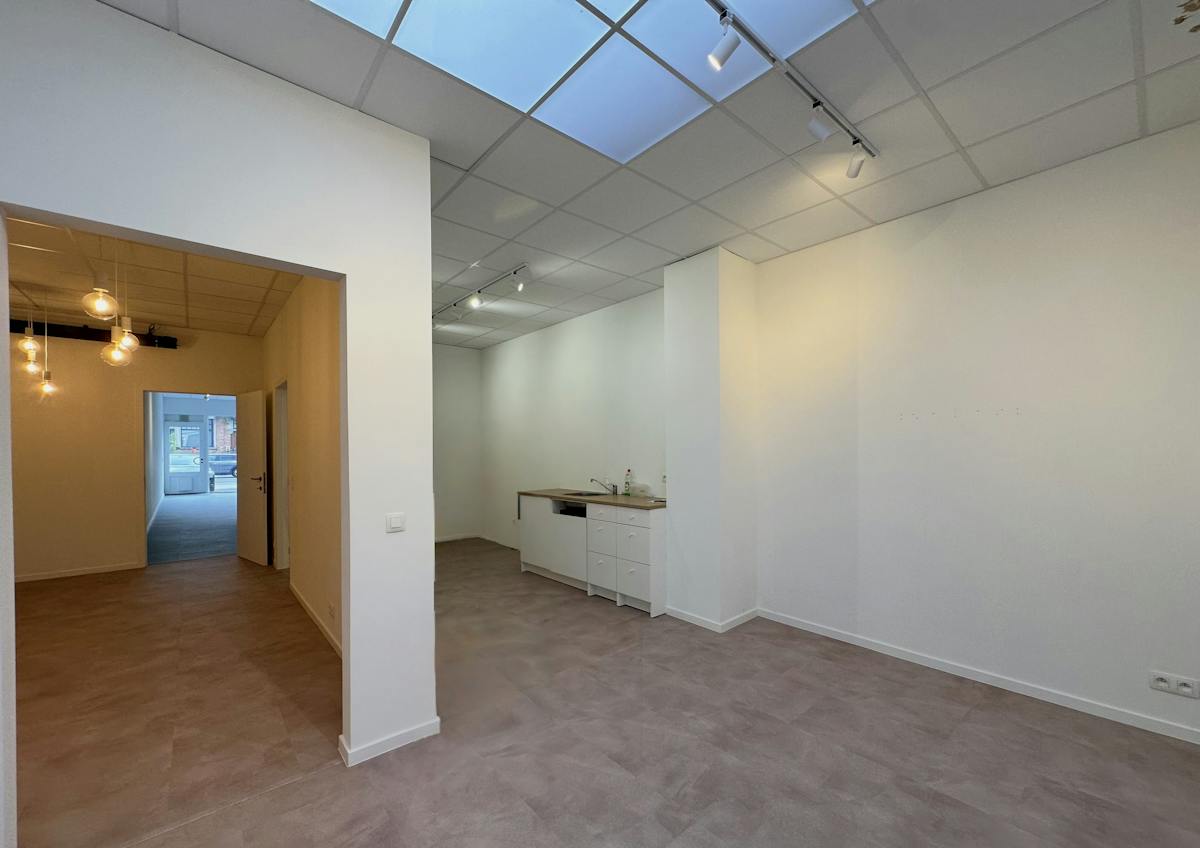 Ready to move in commercial property for rent in Kortrijk - photo 4
