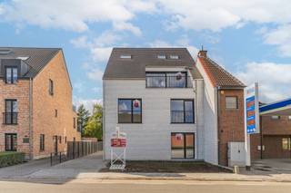 Dit moderne en kleinschalige gebouw vinden we terug in het centrum van Lichtaart met een vlotte verbinding naar omliggende gemeenten. Het gebouw bestaat uit drie standingvolle appartementen en is uitgerust met een lift en de meeste energiezuinige technieken (vloerverwarming, warmtepomp, ventilatie D, zonnepanelen).<br />Het appartement is zeer ruim en beschikt over 2 grote slaapkamers, een badkamer met zowel douche als ligbad, apart toilet, praktische wasplaats en een grote open leefruimte met een stijlvolle, volledig uitgeruste keuken met eiland. <br />Via de schuifdeur kan men het grote terras bereiken. Bij het appartement hoort ook een carport.<br />De appartementen zijn ook reeds volledig opgeschilderd.<br /><br />Maandelijke gemeenschappelijke kosten: € 50