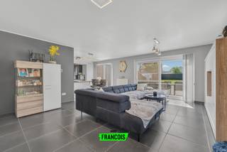 Prachtige instapklare gezinswoning op een toplocatie in een rustige en gezellige woonwijk in Houthulst. Deze recente en goed onderhouden woning biedt alle comfort, ruimte en energiezuinigheid voor wie op zoek is naar een moderne thuis.<br /><br />Via de inkomhal met apart gastentoilet kom je terecht in de open leefruimte met een gezellige zithoek en eetplaats. Dankzij de grote raampartijen geniet je hier van veel natuurlijke lichtinval. De leefruimte sluit naadloos aan op de open, volledig uitgeruste keuken met alle nodige voorzieningen. Aansluitend is er een praktische bergruimte die tal van mogelijkheden biedt, eventueel ook geschikt als zelfstandige praktijk of bureau.<br /><br />Op de eerste verdieping bevinden zich vier volwaardige slaapkamers, waarvan één met dressing. De badkamer is uitgerust met een bad, douche, wastafel en toilet. Daarnaast is er een verbinding naar de ruime zolder, wat extra opberg- of uitbreidingsmogelijkheden biedt.<br /><br />Buiten geniet je van een ruim terras met tuinhuis en een aangename tuin. Naast en voor de woning is er een oprit met voldoende parkeergelegenheid.<br /><br />Deze woning beschikt bovendien over een gunstig EPC-label A en zonnepanelen, wat zorgt voor een energiezuinige en toekomstgerichte woonst. Een ideale gezinswoning waar comfort, ruimte en ligging perfect samenkomen.<br /><br />