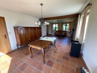 <p><span>Deze knappe fermette woning werd in 1992 gebouwd volgens de echte landelijke woonstijl van weleer, met de bijbehorende terracotta tegels, goed onderhouden houten ramen en inbouw haard. Met de juiste inrichting wordt dit weer de gezellige parel van weleer, en dat op toplocatie vlak bij de stad en toch erg rustig. De grote tuin maakt het plaatje compleet! Bovendien heeft deze woning 2 slaapkamers op het gelijkvloers, iets wat zeldzaam te vinden is. Boven zijn er nog 2 giga kinderkamers bijgemaakt en rest er nog een handige bergzolder die eventueel ook nog kan ingericht worden. Beneden zijn er verder de ruime living en tijdloze keuken die beiden uitgeven op de tuin, badkamer met douche, wasruimte, garage en een inkomhal om U tegen te zeggen. Een mooie open bebouwing, met gelijkvloerse woonmogelijheid op toplocatie:Snel zijn is de boodschap!</span></p>