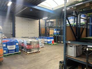- magazijn 1.900m²<br />- klein kantoor 50m²<br />- geheel kan opgedeeld worden in 2 units<br />1. 950m² + 25m² met 2 sectionaal poorten<br />2. 950m² + 25m² met 1 sectionaal poort en een spuitcabine<br />- nabij de A12