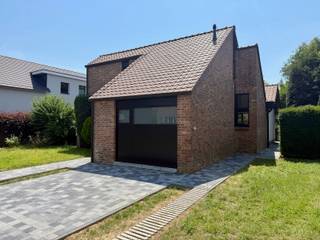 <strong>Instapklare, gerenoveerde en rustig gelegen woning op een topligging in Leuven. EPC-label B.</strong><br /><br />De woning beschikt op het gelijkvloers over een inkomhal, apart toilet, een aangename woonkamer, een gloednieuwe keuken, een eetruimte, een praktische bijkeuken en een gelijkvloerse slaapkamer met een aparte badkamer.<br /><br />Op de eerste verdieping bevinden zich een nachthal, een tweede slaapkamer, zolderruimte en een tweede badkamer.<br /><br />Buiten geniet u van een mooie, zuidgerichte tuin. Vooraan de woning zijn bovendien voldoende parkeermogelijkheden aanwezig.<br /><br />De woning geniet van een uitstekende verkeerstechnische ligging, met een vlotte verbinding naar het centrum van Leuven, winkels, scholen, openbaar vervoer en belangrijke invalswegen.<br /><br />Interesse? Bel naar 0496 07 89 48 om een bezoek in te plannen.