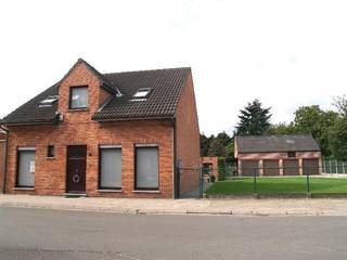 <div>
<div>
<section>
<div>
<div>
<div>
<div>
<div>
<div>
<p>Deze verzorgde woning is rustig gelegen in Rijkevorsel en geniet van een vlotte verbinding naar het centrum en de omliggende gemeenten. Op het gelijkvloers vindt u een inkomhal, een apart bureel, een gastentoilet, een lichtrijke leefruimte, een praktische keuken en een badkamer. Op de eerste verdieping bevinden zich drie volwaardige slaapkamers. Verder beschikt de woning over een handige berging, een gezellige veranda, een ruim tuinhuis en een aangename tuin waar u in alle rust kunt genieten. Naast de woning bevindt zich een garage, wat zorgt voor extra comfort en voldoende parkeermogelijkheden. Dankzij de praktische indeling en de buitenruimte is deze woning een ideale thuis voor gezinnen of wie op zoek is naar extra ruimte. <strong>Een BEZOEK aanvragen kan enkel online via WWW.VASTGOEDPARTNERS.BE</strong><span></span></p>
</div>
</div>
</div>
</div>
<div></div>
<div>
<div></div>
</div>
</div>
<div>
<div></div>
</div>
</div>
</section>
</div>
</div>
<div></div>