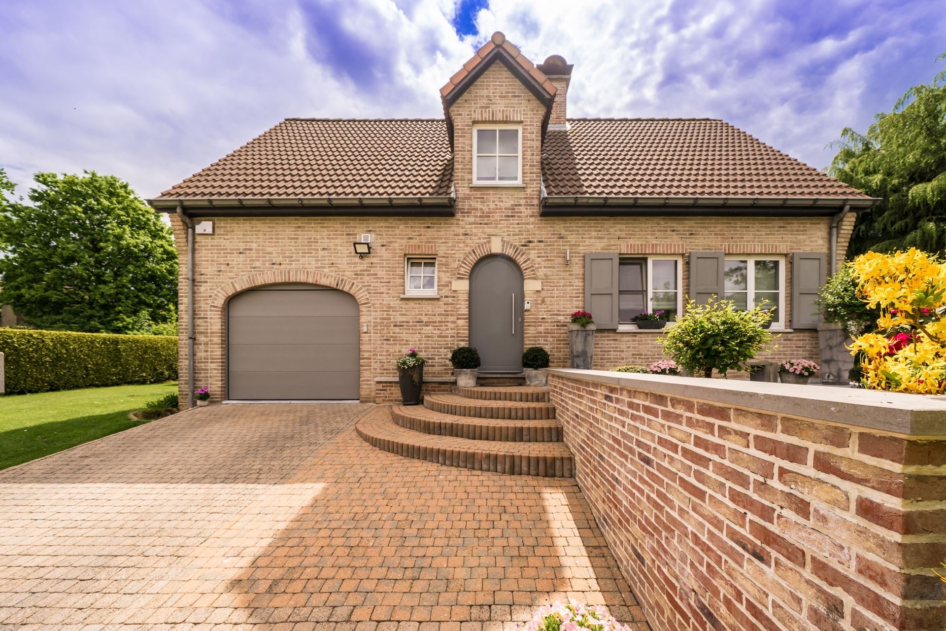  Move-in ready detached home in a location within a highly sought-after residential area - photo 3