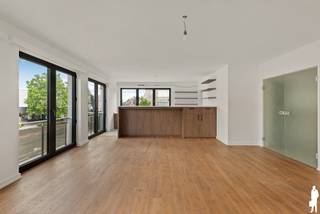 <strong>Stijlvol gerenoveerd appartement op de eerste verdieping met 4 slaapkamers in het centrum van Schilde</strong><br /><br /><strong>Dit ruime en stijlvol gerenoveerde (2022) appartement is gelegen op de eerste verdieping van een kleinschalig gebouw in het centrum van Schilde en combineert een hedendaagse afwerking met een praktische indeling. Met vier volwaardige slaapkamers, twee badkamers, een lichtrijke leefruimte en een volledig ingerichte open keuken biedt dit appartement alle comfort voor aangenaam wonen.</strong><br /><br /><strong>Indeling appartement: </strong><br />
<ul>
<li>Ruime <strong>inkomhal </strong>met vestiairekast, <strong>ingemaakte</strong> <strong>kasten</strong> en apart <strong>gastentoilet</strong></li>
<li>Lichtrijke <strong>woonkamer -en eetkamer </strong>op parket, met <strong>grote</strong> <strong>raampartijen </strong>die zorgen voor een aangename <strong>lichtinval</strong></li>
<li><strong>Volledig ingerichte open keuken</strong> met <strong>kwalitatieve inbouwtoestellen </strong>en dubbele spoelbak</li>
<li><strong>Praktische bijkeuken</strong> met ingebouwde oven</li>
<li><strong>Hoofdslaapkamer </strong>op parket met aansluitende <strong>badkamer</strong>, voorzien van ligbad en dubbele lavabo</li>
<li><strong>Tweede slaapkamer</strong> met ensuite <strong>douchekamer</strong>, voorzien van inloopdouche en lavabo</li>
<li><strong>Derde</strong> en <strong>vierde slaapkamer</strong>, beide op parket en met zicht op het <strong>terras</strong></li>
<li><strong>Afzonderlijke wasplaats/technische ruimte</strong></li>
</ul>
<strong>Terras en buitenruimte</strong><br />
<ul>
<li><strong>Terras</strong> (ca. 9 m²) aan de zijde van de derde en vierde slaapkamer</li>
<li>Aangename buitenruimte met plaats voor een gezellige zithoek</li>
</ul>
<strong>Algemeen</strong><br />
<ul>
<li>Gelegen op de eerste verdieping, uitsluitend bereikbaar via de trap</li>
<li>Verwarming op gas d.m.v. radiatoren/convectoren</li>
<li><strong>Conforme elektrische keuring</strong></li>
<li><strong>Ruime, afgesloten private kelderberging (ca. 15 m²)</strong></li>
<li><strong>Heden verhuurd</strong></li>
<li>Stedenbouwkundige inlichtingen in aanvraag</li>
</ul>
<strong>Uitstekend gelegen in het centrum van Schilde, met winkels, horecazaken en diverse voorzieningen op wandelafstand. De centrale ligging zorgt voor een aangename combinatie van comfortabel wonen en dagelijkse bereikbaarheid.</strong><br /><br /><strong>Een instapklaar en verrassend ruim appartement met vier slaapkamers, twee badkamers en een kwalitatieve afwerking, op een gegeerde locatie in het hart van Schilde!</strong>