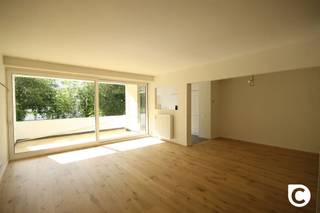 <p><span>Ideaal gelegen 2-slaapkamer appartement met 2 terassen</span></p><p><span>Dit ruime appartement is gelegen aan de Fruithoflaan in Berchem, op een gunstige locatie nabij winkels, scholen, openbaar vervoer en belangrijke invalswegen. Dankzij de centrale ligging bevinden is er ook een vlotte verbinding naar antwerpen en omliggende gemeenten. Ook voor wie gebruikt maakt van het openbaar vervoer biedt deze locatie een goede bereikbaarheid.</span></p><p><span> </span></p><p><span>Leefruimte & Keuken:</span></p><p><span>De ruime leefruimte biedt voldoende lichtinval dankzij de groote raampartij. De halfopen keuken geeft een aangenaam en levendig zicht op de fruithoflaan. Zowel de keuken als de woonkamer bieden toegang tot het zonnig terras.</span></p><p><span>De keuken is volledig geintstalleerd, uitgerust met koelkast, vaatwasser, oven en kookvuur.</span></p><p><span> </span></p><p><span>Slaapkamers & Badkamer:</span></p><p><span>Het appartement beschikt over twee ruime slaapkamers. Éen van de slaapkamers heeft toegang tot een tweede terras achteraan het appartement. De badkamer is voorzien van een regendouche en dubbele lavabo. </span></p><p><span> </span></p><p><span>Kelder</span></p><p><span>Bij het appartement hoort een privatieve kelderberging.</span></p><p><span> </span></p><p><span>Huurprijs, Kosten & Beschikbaarheid:</span></p><p><span>Huurprijs: €1050,00/maand</span></p><p><span>Provisie: €150,00/maand (incl water, verwarming en gemeenschappelijke kosten)</span></p><p><span>Beschikbaarheid: 01/01/2027</span></p><p><span> </span></p><p><span>Extra Troeven:</span></p><p><span>- Terras aan voor- en achterkant</span></p><p><span>- Privatieve kelderberging</span></p><p><span>- Vernieuwde ramen</span></p><p><span>- Veiligheidsdeur</span></p><p><span> </span></p><p><span> </span></p><p><span> </span></p>