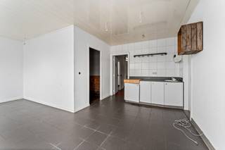 Bent u op zoek naar een pand waar u wonen en werken kunt combineren?<br />Dit centraal gelegen handelspand met woonst biedt heel wat mogelijkheden voor wie een zaak, praktijk, atelier of showroom wil uitbouwen.<br /><br />Het commercieel gelijkvloers van ca. 90 m² beschikt over een winkelruimte met: bureau, parking voor de deur, een functionele werkplaats met koelcel, extra berging, eigen sanitair, airco en drijfkracht-aansluiting.<br /><br />De woning kan naar eigen smaak opgefrist worden en omvat: een inkomhal met toilet, leefruimte met aansluiting voor open haard, keuken,<br />3 slaapkamers, badkamer en bergzolder.<br /><br />Buiten is er een ruim, deels overdekt terras met doorgang naar de straat. De dubbele en enkele garage vormen een extra troef als stockage, werkruimte of veilige parkeerplaats.<br /><br />Het pand beschikt over dubbele beglazing, rolluiken en centrale verwarming op aardgas in de woning.<br /><br />Kortom: een eigendom met een sterke commerciële ligging, veel ruimte en potentieel. Ideaal voor de handige ondernemer die wonen en werken wil combineren.<br /><br /><br /><br /><br /><br /><br /><br /><br /><br />