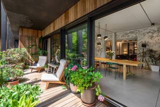 In het geroemde Kanaalproject van Axel Vervoordt waar kunst, architectuur en stilte samensmelten, bevindt zich deze loft van ca. 240 m². Een...