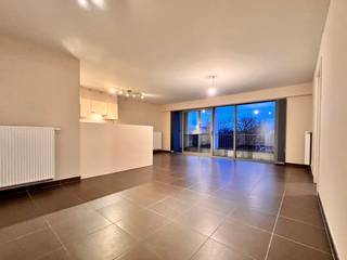 <span>Dit leuk </span><strong>1 slaapkamer appartement</strong><span> op de 5e verdieping met een oppervlakte van 65 m² biedt alle comfort. Met een ligging </span><strong>nabij Gent Zuid</strong><span>, uitkijkend op een parkje en de Schelde, in de nabijheid van fietsroutes die een makkelijke verbinding bieden naar de binnenstad en een makkelijke toegang naar de autosnelweg of de R40 is de perfecte uitvalsbasis voor wie in Gent wil wonen.</span><br /><br /><span>Via de inkom kom je in de </span><strong>leefruimte met open geïnstalleerde keuken</strong><span> (keramische vloer, vitrokeramische kookplaat, dampkap, combimicrogolfoven, inbouwkoelkast, vaatwasser). Bij de keuken ligt de </span><strong>berging</strong><span>. </span><span>De</span><span> leefruimte </span><span>heeft</span><span> toegang tot het ruime <strong>overdekte terras</strong>. Er is </span><strong>1 slaapkamer</strong><span> met ruimte voor een groot bed met </span><strong>badkamer</strong><span> voorzien van toilet, lavabo en douche.</span><br /><br /><span>In de huurprijs van het appartement zit een </span><strong>ondergrondse berging en een ondergrondse parkeerplaats</strong><span> <strong>en fietshaak</strong> inbegrepen.</span><br /><br /><span>Domicilie verplicht.</span><br /><span>Huurprijs : 895 Euro per maand</span><br /><span>Huurwaarborg : 3 maanden huur</span><br /><span>Gemeenschappelijke lasten : 60 Euro forfait per maand</span><br /><span>Er zijn individuele tellers voor water, gas en electriciteit.</span><br /><span>Mobiscore : 9,5/10</span><br /><span>Beschikbaar: 01/12/2026</span><br /><span>Bezoeken enkel na afspraak.</span><br /><br /><strong>Een bezoek plannen? Dit kan enkel via onze website www.stellarimmo.be/te-huur. Ga naar het pand en klik op de 'een bezoek aanvragen' knop onder de foto van de makelaar. Wij nemen dan contact met u op.</strong><br /><br /><strong>Verdere info via martine@stellarimmo.be</strong>