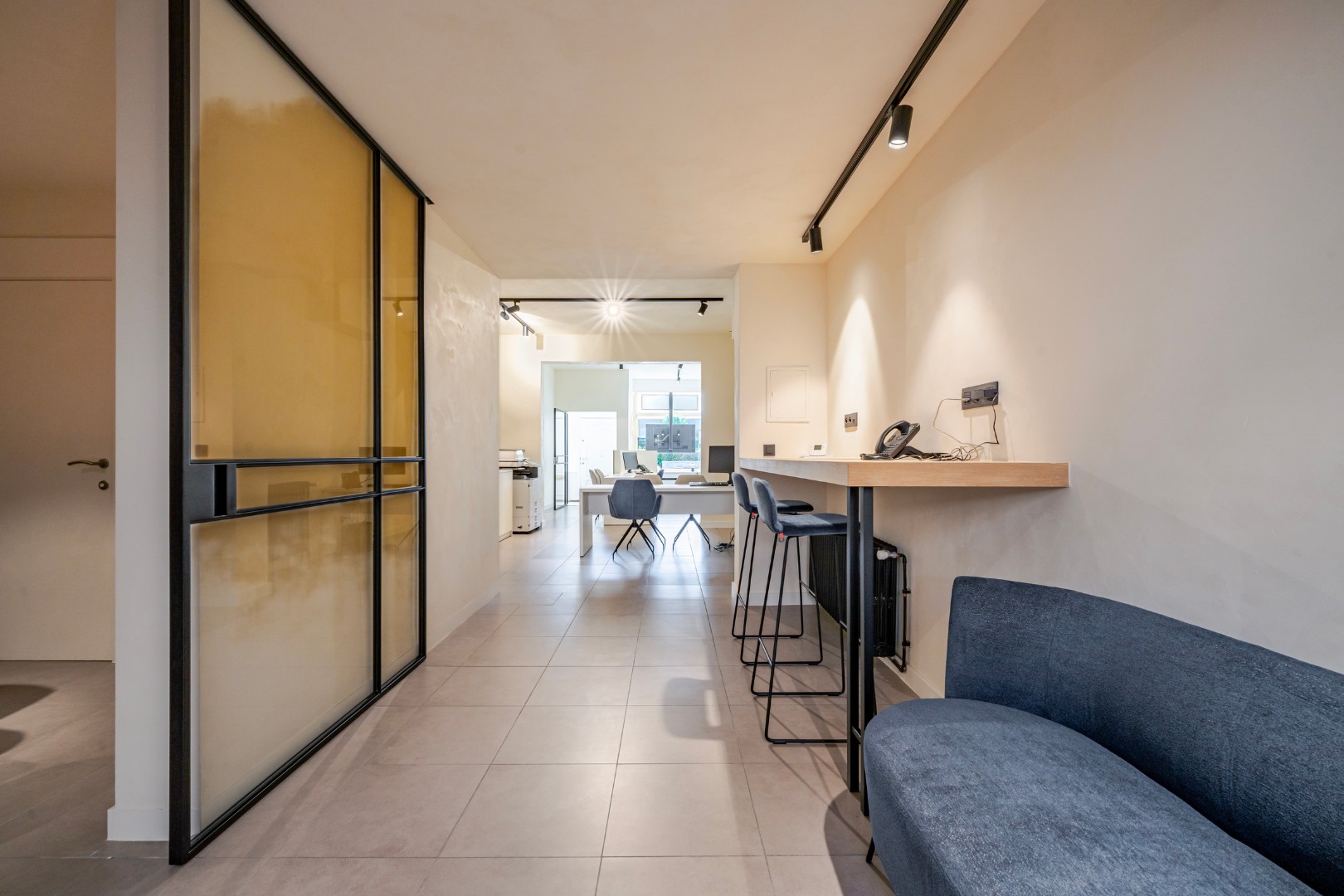 Beautifully renovated commercial property, easily accessible, located near Ezelpoort and the centre of Bruges - photo 4