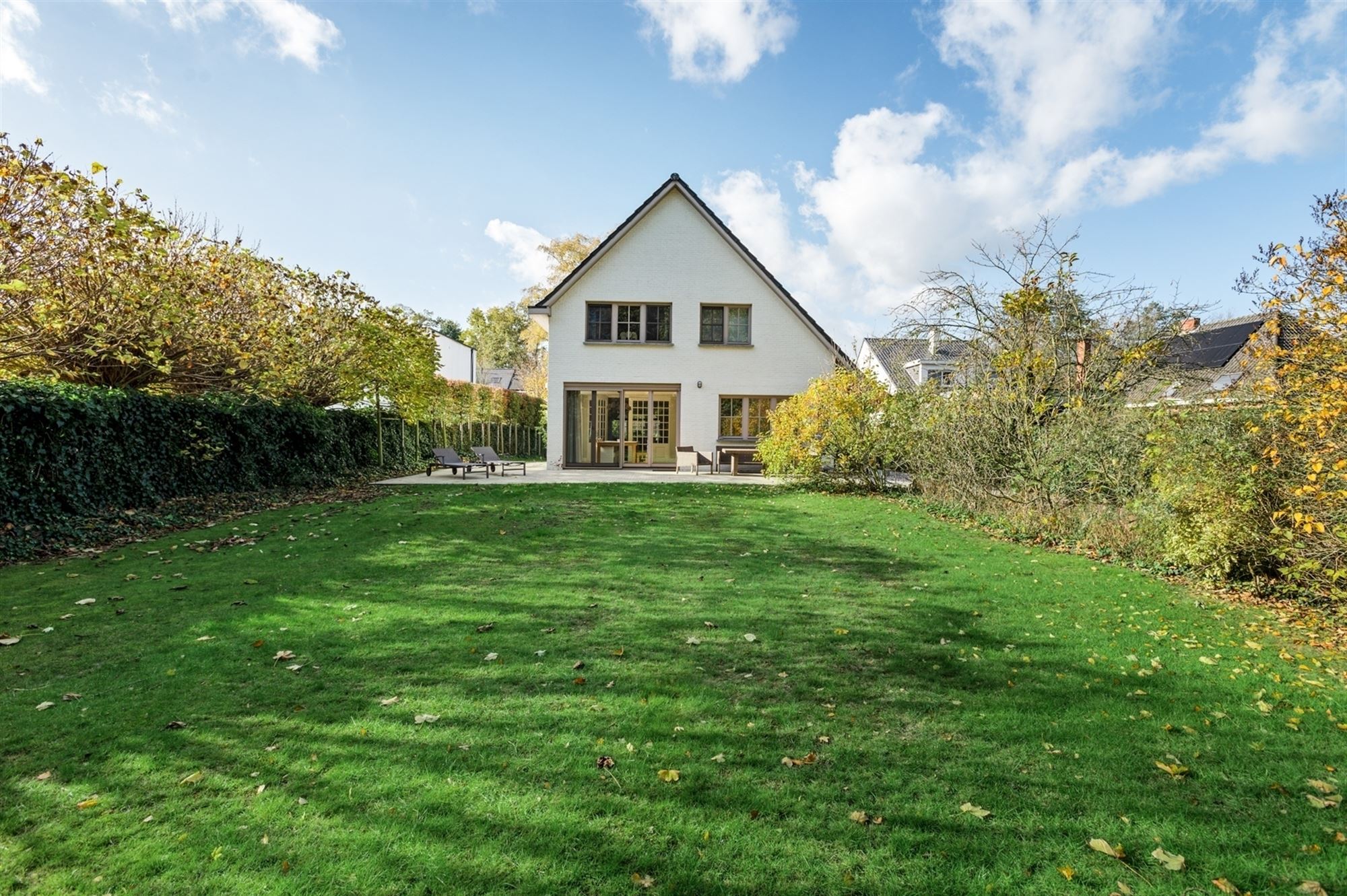Renovated villa with outbuilding in a favorable location - photo 1