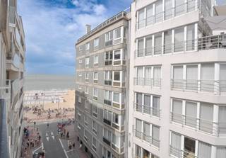 Volledig gerenoveerd appartement afgewerkt met kwalitatieve materialen en een mooi zijdelings zeezicht gelegen in het Zoute. Indeling: Inkom...