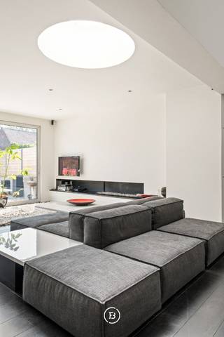 Cet appartement en duplex spacieux fait partie d'une résidence à petite échelle, située dans un quartier animé avec un accès facile au centre-ville et aux transports en commun, à distance de marche de l'eau.<br /><br />Avec une surface habitable généreuse de 170 m² et une terrasse ensoleillée de 120 m² avec une orientation idéale, cet appartement offre une expérience de vie exceptionnelle.<br /><br />Disposition : par le hall d'entrée, équipé de nombreux placards encastrés, vous entrez dans une maison qui impressionne immédiatement par son abondance de lumière, d'espace et d'ouverture. La cuisine ouverte est équipée de tous les appareils contemporains et s'intègre parfaitement à la salle à manger. Le salon confortable avec cheminée à gaz est le cœur de l'appartement. La terrasse ensoleillée est une extension naturelle du salon et invite à profiter pleinement de la vie en plein air.<br /><br />Au rez-de-chaussée, il y a également une élégante salle de bains avec double lavabo, baignoire, douche et toilettes. De plus, un espace de rangement pratique a été intégré sous l'escalier menant à l'étage supérieur.<br /><br />Le premier étage comprend deux chambres à coucher et un dressing. Grâce à ses espaces généreux, cet étage offre également des possibilités d'aménagement supplémentaires.<br /><br />Cet appartement est le choix idéal pour ceux qui recherchent un confort contemporain, de la flexibilité et une atmosphère chaleureuse et accueillante.<br /><br />Possibilité d'acheter un garage privé.