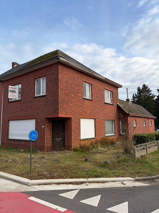Ben je op zoek naar een woning met een goede verbinding naar winkels, scholen en autostrade en wil je graag de handen uit de mouwen steken?Dan is dit...