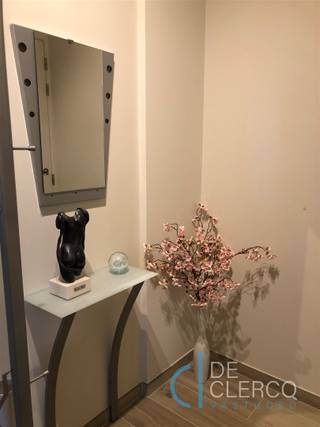 <p>Dit appartement maakt deel uit van het project genaamd het 'Kunstpark'. Gelegen nabij het bruisende dorp en alle handelszaken, doch in een charmante en rustige omgeving. De residentie omvat slechts 8 entiteiten, dankzij de kleinschaligheid geniet u hier van rust en privacy.<br />Het gelijkvloers pand is tot in de puntjes afgewerkt: professioneel geschilderd, voorzien van verlichting en tevens voorzien van rails voor gordijnen.<br />Het omvat een inkom, afzonderlijk toilet, technische ruimte, 2 slaapkamers, een lichtrijke leefruimte met aanpalende terrassen, een volwaardig open ingerichte keuken (alle comfort), een wasplaats met ruimte voor extra ijskast/diepvries en tot slot een ingerichte badkamer met inloopdouche en dubbele lavabo. In de huurprijs zit een afzonderlijke garage met sectionale poort inbegrepen.<br />Het appartement is eveneens voorzien van een alarmsysteem.</p><p>Door de recentheid en opgelegde normen is het E peil zeer laag zijn en zijn er slechts een minimum aan verbruikskosten.</p><p>Gemeenschappelijke kosten inbegrepen.</p><p>Vrij per 01/08/2026.</p><p>Uw contactpersoon voor dit pand is Leen De Clercq. Afspraken kunnen per mail naar leen@vastgoed-dc.be worden vastgelegd.</p>