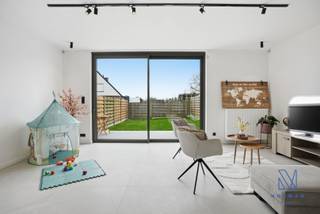Leuke, gerenoveerde woning te huur. (wordt onbemeubeld verhuurd)<br />Bij het binnengaan van de woning kom je in de inkomhal met ingemaakte kasten aan de linkerkant, waar ook de technische installaties netjes zijn weggewerkt. Aansluitend bevindt zich een apart gastentoilet en is er toegang tot de kelder.<br /><br />Verder kom je in de lichtrijke leefruimte met een open, volledig uitgeruste keuken voorzien van alle moderne toestellen. Vanuit de leefruimte geniet je van een mooi zicht op de verzorgde tuin met terras.<br /><br />De badkamer is uitgerust met een ligbad, douche en dubbele lavabo. Daarnaast is er een aparte, ruime wasplaats voorzien voor een wasmachine en droogkast, hier zit ook de condenserende ketel op de gas. <br /><br />Op de eerste verdieping is er een grote slaapkamer, een bureel/dressing, evenals een extra apart toilet. Via een vaste trap bereik je de tweede slaapkamer.<br /><br />Vooraan naast de woning kan een fiets worden geplaatst. <br /><br />PLUSPUNTEN:<br />+ EPC A<br />+ Volledig gerenoveerd<br />+ Mooie kwalitatieve materialen