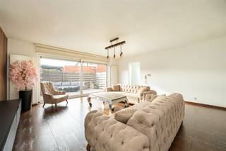 <p><span>Modern duplex appartement met twee slaapkamers, groot terras en een staanplaats</span></p><p><span> </span></p><p><span>Dit instapklare appartement ligt in een rustige straat te Sint-Katelijne-Waver. Toch beschikt de omgeving van deze woning ook over heel wat voorzieningen. Zo zijn winkels, scholen, sport en ontspanning op wandel- en fietsafstand van het appartement. Op nog geen tien minuten staat u met de fiets op de Grote Markt van Mechelen en ook beide Mechelse stations zijn vlot bereikbaar. Voor wie de wagen nodig heeft zijn de nieuwe Tangent en de R6 vlotte verbindingen met de E19 Antwerpen/Brussel, op slechts vijf minuten van de voordeur. Tot slot ligt aan de overkant van de straat een recent heraangelegd park met wandelpaden en speeltuinen.</span></p><p><span> </span></p><p><span>Het appartement zelf werd in 2016 gebouwd en beschikt over alle nodige voorzieningen. Op het gelijkvloers is er een zeer ruime woonkamer met een open leefkeuken. De keuken is volledig geïnstalleerd en voorzien van kwalitatieve toestellen. Een aparte inkomhal met gastentoilet maakt dat dit meer aanvoelt als een huis dan een appartement. Tot slot is er een praktische berging voorzien vlak naast de keuken. Op de eerste verdieping treft u twee grote slaapkamers, een berging en een badkamer aan. De badkamer is voorzien van een ruime inloopdouche, lavabo en een WC. Het zeer grote terras biedt plaats voor een lounge en een eettafel. In de hoek van het perceel werd een praktische berging voorzien voor al uw buitenspullen.</span></p><p><span> </span></p><p><span>Als kers op de taart zit er in dit aanbod een staanplaats vlak naast het gebouw inbegrepen. Er is ook de mogelijkheid tot onderhandeling over de tweede staanplaats er vlak naast.</span></p><p><span> </span></p><p><span>Indeling</span></p><p><span>Gelijkvloers</span></p><p><span>- inkomhal met aparte WC</span></p><p><span>- woonkamer </span></p><p><span>- keuken</span></p><p><span>- berging</span></p><p><span> </span></p><p><span>Eerste verdieping</span></p><p><span>- twee slaapkamers</span></p><p><span>- badkamer</span></p><p><span>- berging</span></p><p><span> </span></p><p><span>Troeven</span></p><p><span>- recent gebouw van 2016</span></p><p><span>- gunstig EPC- label</span></p><p><span>- uitstekende locatie</span></p><p><span>- parkeerplaats</span></p><p><span> </span></p><p><span>Ben jij geïnteresseerd in deze woning gelegen in Sint-Katelijne-Waver, ben je op zoek naar ander vastgoed, een investering of wens je de waarde van jouw eigendom te kennen? Dan ben je bij BOLT Immo aan het juiste adres! Wij helpen jou graag verder.</span><span> </span></p>