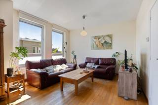 Indeling: - inkomhal met ingemaakte kasten (7 m²) - apart gastentoilet - ruime woonkamer (42 m²) - keuken met toegang tot het terras (7 m²) -...